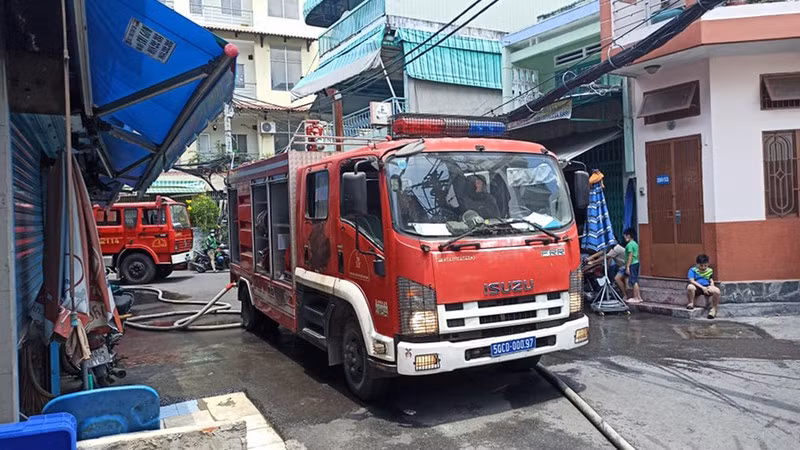 Khoi to, bat giam thanh nien do 18 lit dau dot nha ban gai