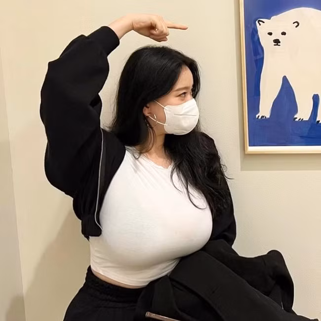 Những ý kiến trái chiều xoay quanh việc mặc áo ôm của những cô nàng có vòng 1 đầy đặn vẫn chưa đi đến hồi kết. Điều này khiến người ta cũng phải đặt ra những nguyên tắc mặc đẹp với kiểu trang phục dễ gây tranh cãi này.