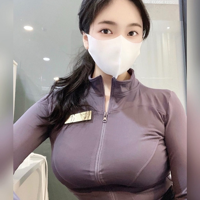 Trong khi đó áo ôm lại giúp dáng người của họ thanh thoát hơn và thể hiện được lợi thế hình thể.