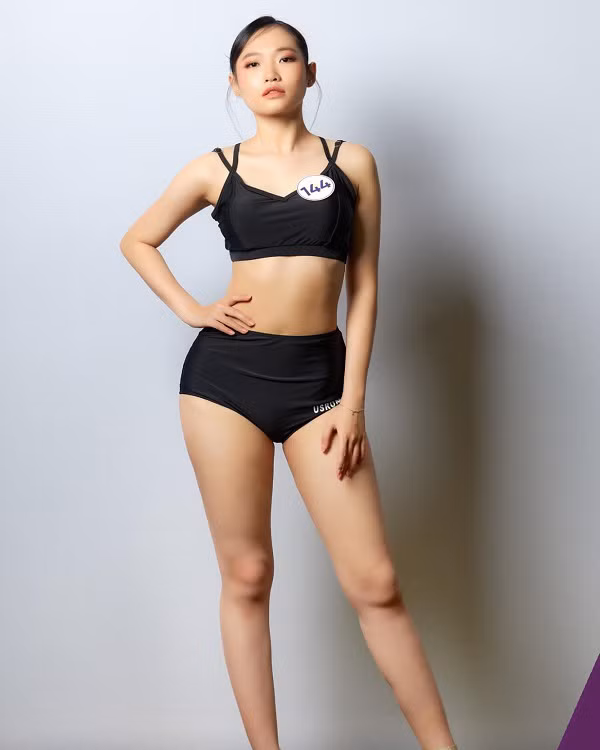 Đặng Thị Hồng Anh (20 tuổi, đến từ Hà Nội) hiện theo học ngành Ngôn ngữ Anh tại ĐH Hà Nội. “Sức trẻ, niềm đam mê và nhiệt huyết là điều tôi tự tin nhất khi đến với cuộc thi năm nay. Khi đăng ký tham dự, tôi xác định sẵn sẽ phải cạnh tranh với nhiều đàn chị có kinh nghiệm nên luôn chuẩn bị tâm lý sẵn sàng và không lo sợ. Tôi mong sự bản lĩnh và tự tin của mình sẽ được lan tỏa tới các bạn trẻ”, Hồng Anh bộc bạch với VietNamNet.