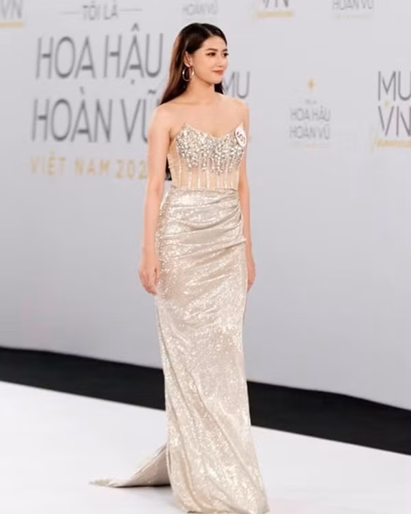 Phạm Hoàng Thu Uyên đến từ Hải Phòng, hiện là BTV - MC của Đài Truyền hình CAND. Từ năm 19 tuổi, người đẹp đã có cơ hội làm việc trong lĩnh vực tài chính - công nghệ. Cô tốt nghiệp ngành Quản trị kinh doanh tại ĐH FPT và giành nhiều học bổng trong trường cũng như chương trình liên kết quốc tế. Hiện tại, 9x đang vận hành một quỹ đầu tư về công nghệ mới và một công ty trong lĩnh vực truyền thông. “Tôi muốn đại diện cho tiếng nói của người phụ nữ về những vấn đề xã hội, thể hiện hình ảnh người phụ nữ thuần Việt nhưng vẫn hiện đại, bản lĩnh và không ngừng vươn lên để khẳng định bản thân”, Thu Uyên tâm sự với VietNamNet.