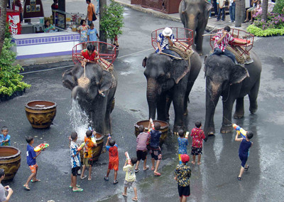 1. Tục luồn chỉ cổ tay ở Thái Lan: Trong dịp Tết Songkran diễn ra vào ngày 13-15/4 dương lịch, trẻ nhỏ còn rót một chút nước sạch vào lòng bàn tay các vị lớn tuổi rồi sau đó mới tiến hành luồn chỉ cổ tay. Mục đích của tục luồn chỉ cổ tay là để phúc, mà người già trao lại cho những thế hệ sau.