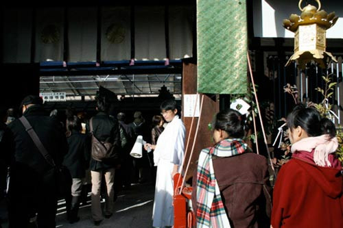 5. Tục cười to của người Nhật vào ngày đầu năm mới: Trong ngày đầu năm mới, người Nhật hay để một chậu cây tre hay thông trước cửa nhà. Ngoài ra, khi gặp nhau, họ còn cười thật to để mong muốn năm mới sẽ gặp nhiều may mắn.