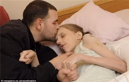 Cô Beverley cùng chồng.