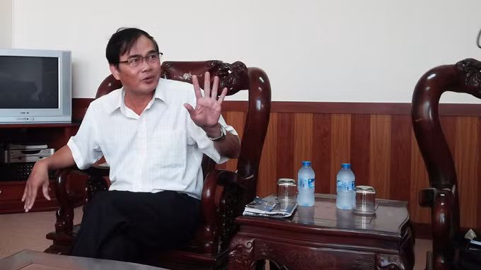 Bác sĩ Trần Dư Đông đang trao đổi với phóng viên.