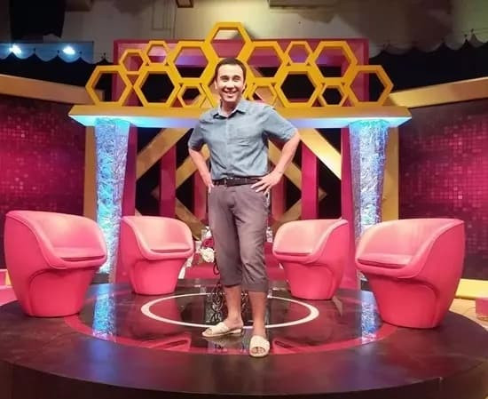 Câu chuyện đằng sau đôi dép lê theo Quyền Linh đi muôn nơi ảnh 2