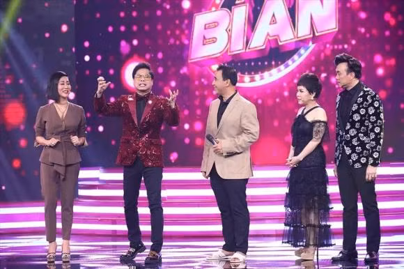 Câu chuyện đằng sau đôi dép lê theo Quyền Linh đi muôn nơi ảnh 1