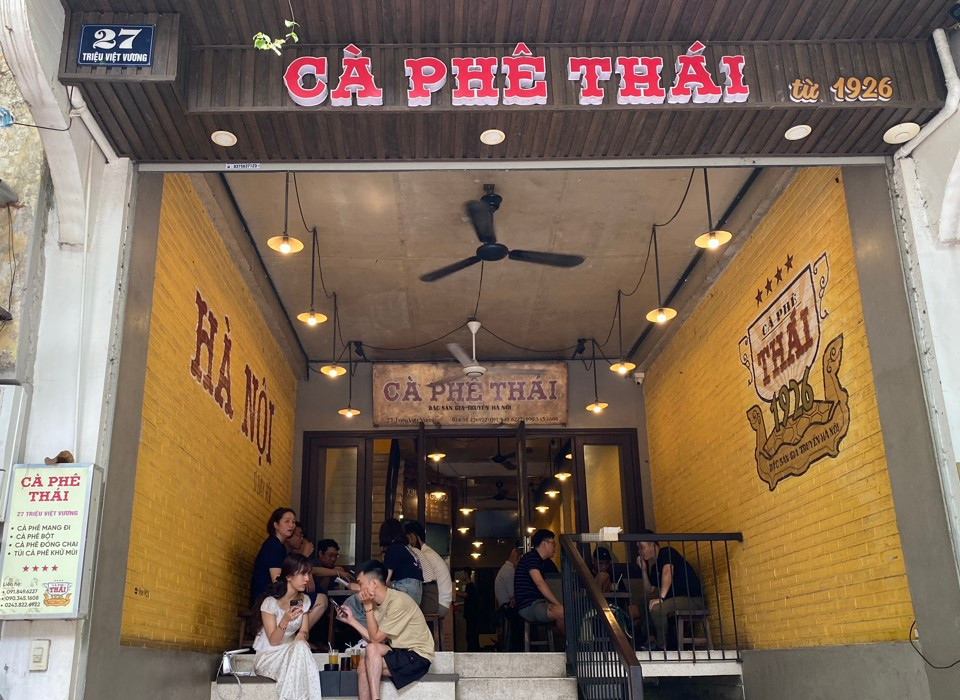 Me man voi quan ca phe rang cui co tuoi doi tram nam