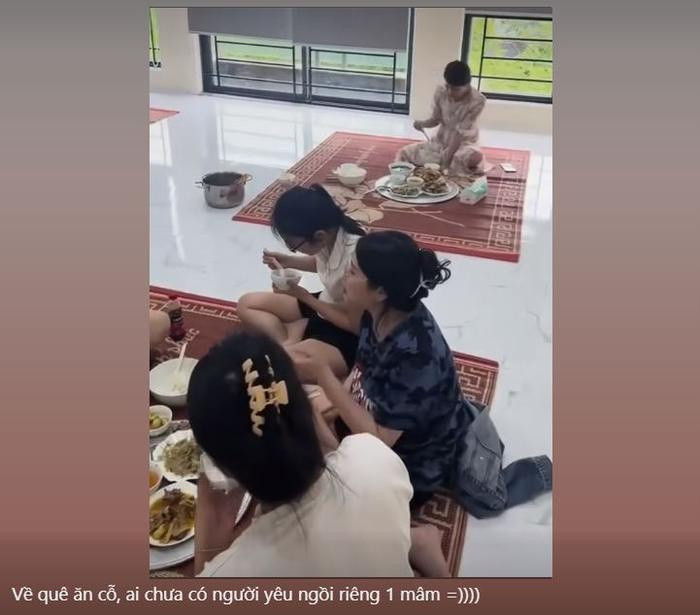 Ve que an co, co gai phai ngoi rieng mot mam