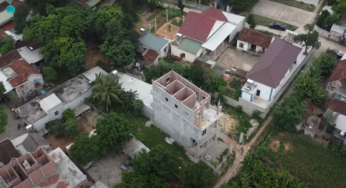 Chồng mù bán tăm dạo xây nhà 3 tầng tặng vợ - Hình 2 Chong mu ban tam dao xay nha 3 tang tang vo-Hinh-2