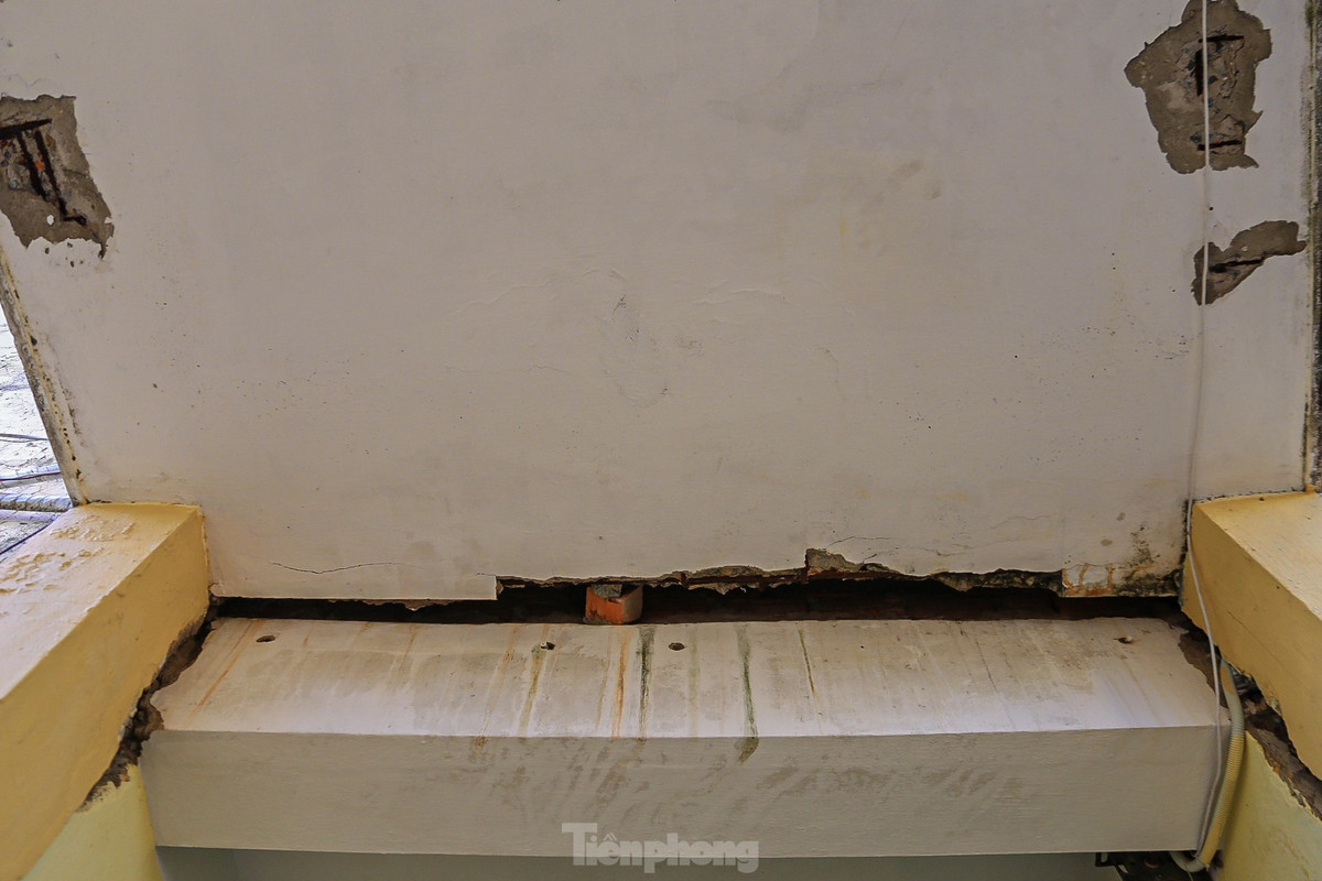 Ghi nhận của Tiền Phong, tại ngôi trường này trần nhà nhiều nơi đã bị hư hỏng, các mảng tường có nhiều vết nứt lớn, trời mưa thấm dột. Toàn bộ cửa gỗ đã bị mục, sàn nền bị bong tróc không an toàn cho học sinh và giáo viên.