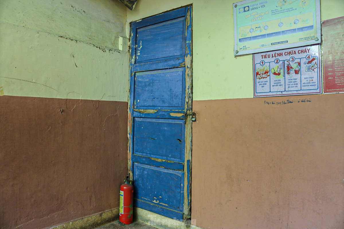 Trần nhà hư hỏng bong lộ cả thép, nhiều cửa gỗ đã mục nát. Hệ thống phòng cháy chữa cháy chưa được đầu tư đồng bộ.