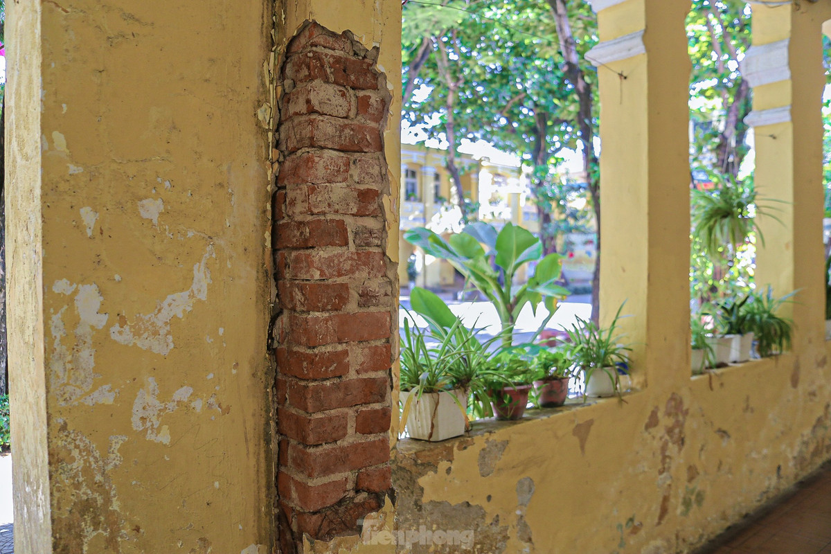 "Vào những ngày mưa to là cả sân trường ngập nước, nhiều phòng học nước từ trên tường chảy xuống khiến học sinh không thể ngồi học được. Nhiều lần mưa lớn giáo viên cùng học sinh phải thay nhau quét, đẩy nước ra rất vất vả", ông Dũng nói.