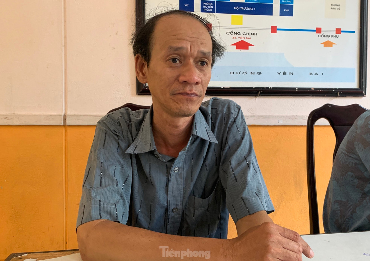 Ông Lê Thanh Dũng, nhân viên bảo vệ Trường tiểu học Phù Đổng cho biết, hiện tại hệ thống tường nhà, phòng học đã xuống cấp nghiêm trọng. Một số phòng gạch nền bị vỡ, trần nhà bong tróc lòi gỉ sắt.