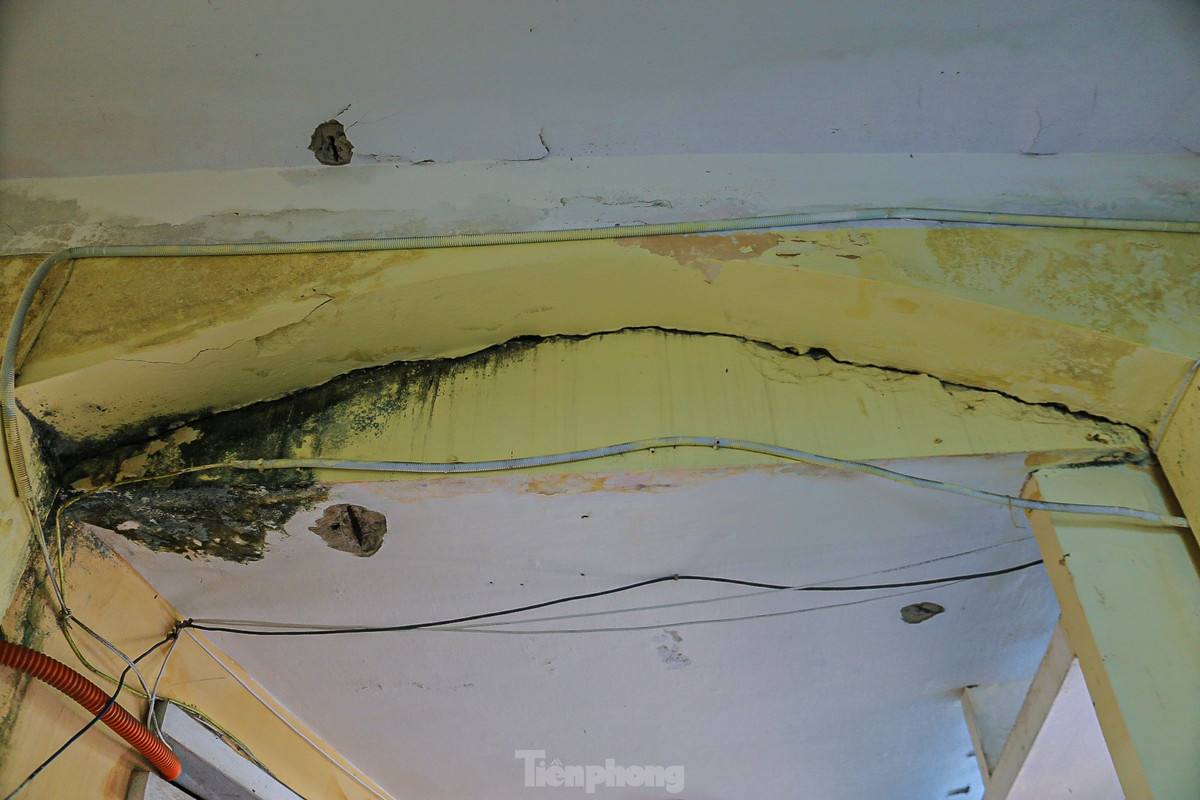 Nhiều mảng tường bong tróc, thấm dột vào mùa mưa.