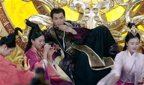 Bac Chu Tuyen De 13 tuoi lam hanh voi nu tu nhan