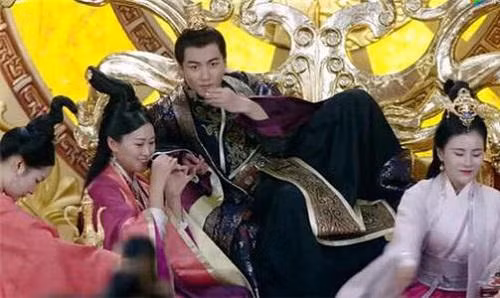 Bac Chu Tuyen De 13 tuoi lam hanh voi nu tu nhan