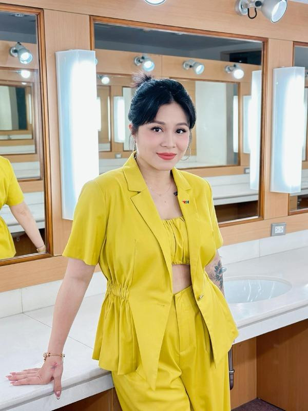 hi "về dáng" hơn, MC Hoàng Linh tự tin diện những bộ đồ công sở khoe eo cá tính.