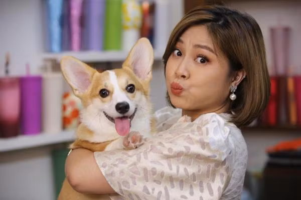 Nhờ vậy chỉ sau khi sinh con được một thời gian ngắn, MC Hoàng Linh đã gần lấy lại vóc dáng.