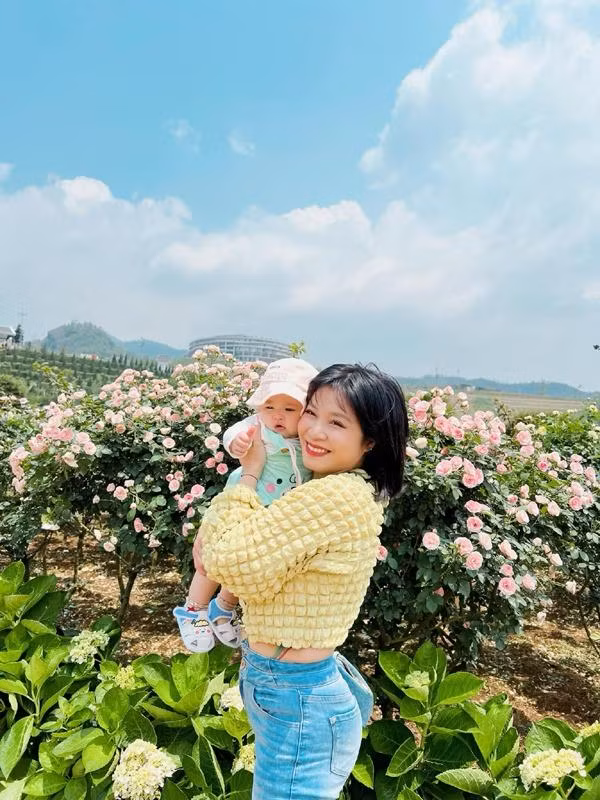 Mỗi lần xuất hiện trên trang cá nhân, MC Hoàng Linh đều cho khán giả thấy một diện mạo vui vẻ, khỏe khoắn và năng động.