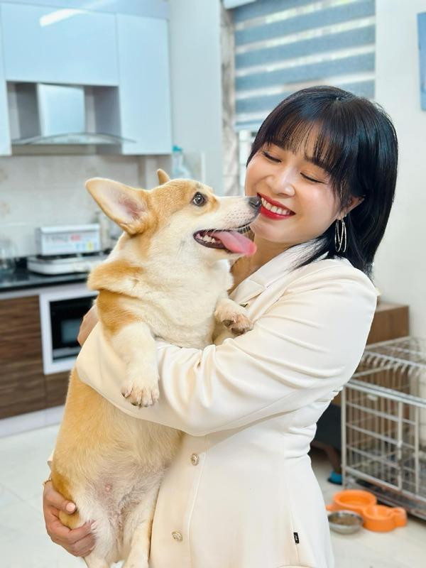 rên trang cá nhân của MC Hoàng Linh, cô là một người năng nổ và tham gia rất nhiều công việc khác nhau.