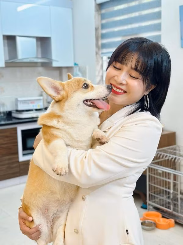 Trên trang cá nhân của MC Hoàng Linh, cô là một người năng nổ và tham gia rất nhiều công việc khác nhau.