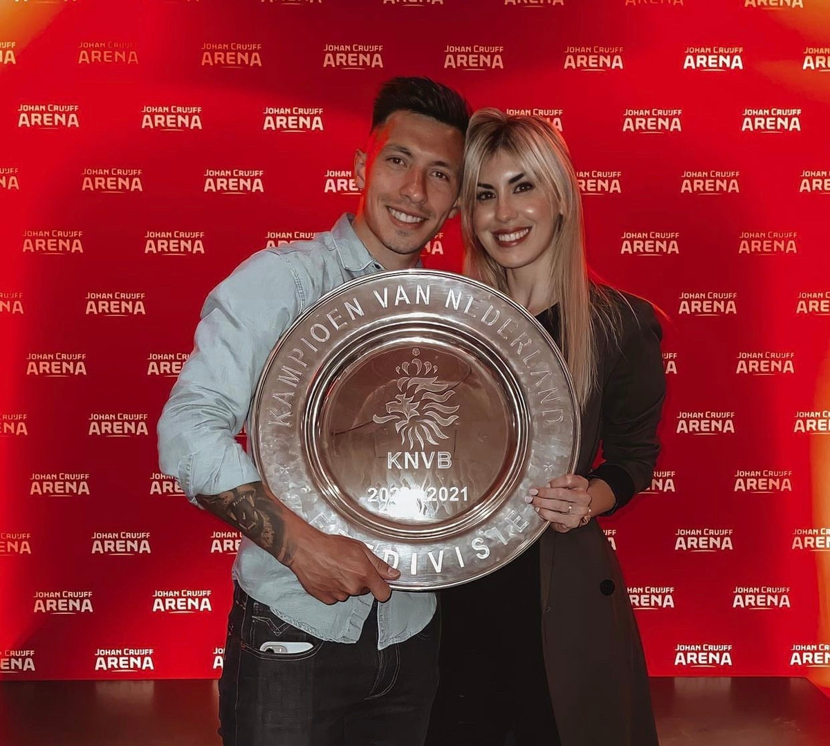 Với tổng chi phí chuyển nhượng 56,7 triệu bảng, Lisandro Martinez đã không khiến cổ động viên MU thất vọng khi có trận đấu ấn tượng trước Liverpool. Phía sau chàng trung vệ tài năng là bóng hồng quyến rũ Muri Lopez Benitez.