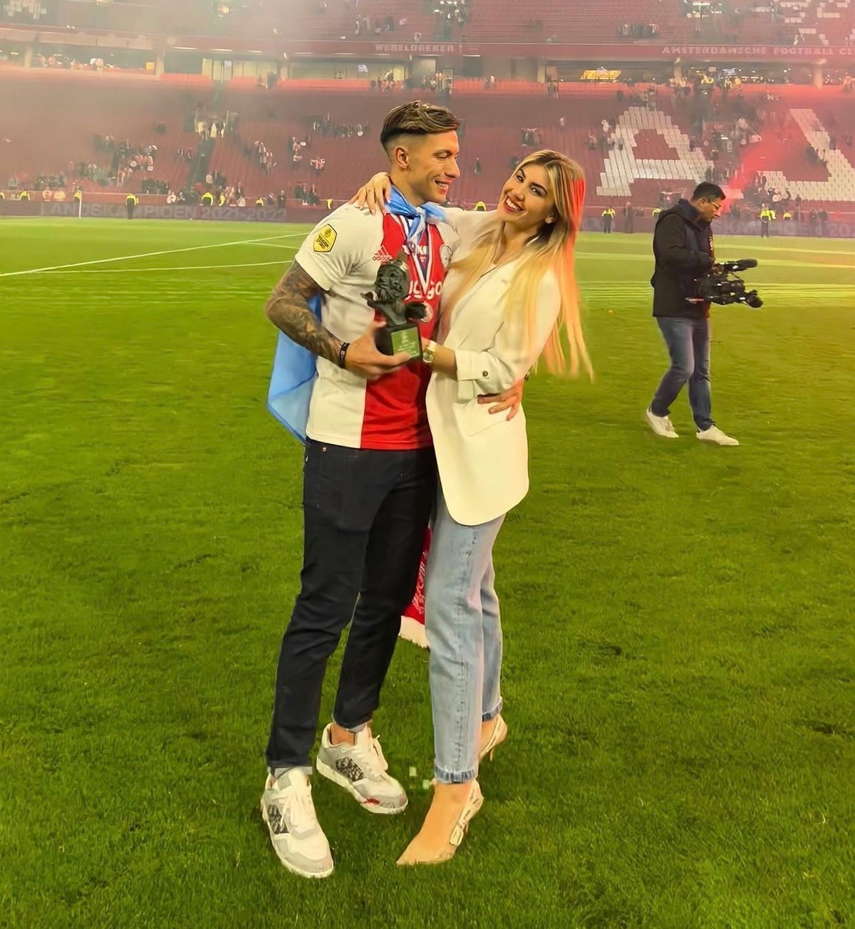 Đồng hành cùng Martinez từ khi anh chàng bắt đầu sự nghiệp bóng đá, Muri theo chân bạn trai đến các trận đấu và thậm chí là bất cứ đâu trung vệ Argentina dừng chân. Đây là niềm cổ vũ lớn lao với Martinez.