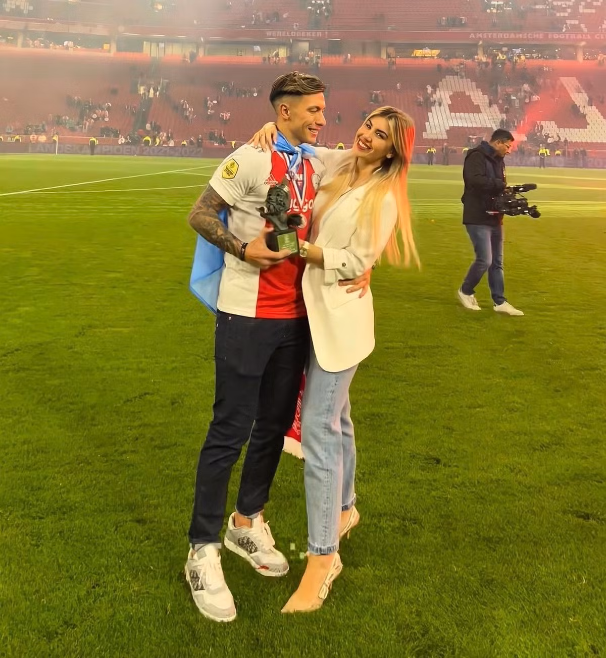 Đồng hành cùng Martinez từ khi anh chàng bắt đầu sự nghiệp bóng đá, Muri theo chân bạn trai đến các trận đấu và thậm chí là bất cứ đâu trung vệ Argentina dừng chân. Đây là niềm cổ vũ lớn lao với Martinez.