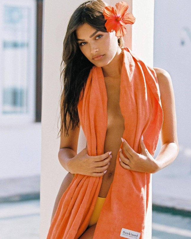 ... cùng làn da bánh mật khỏe khoắn và gương mặt đẹp cá tính.