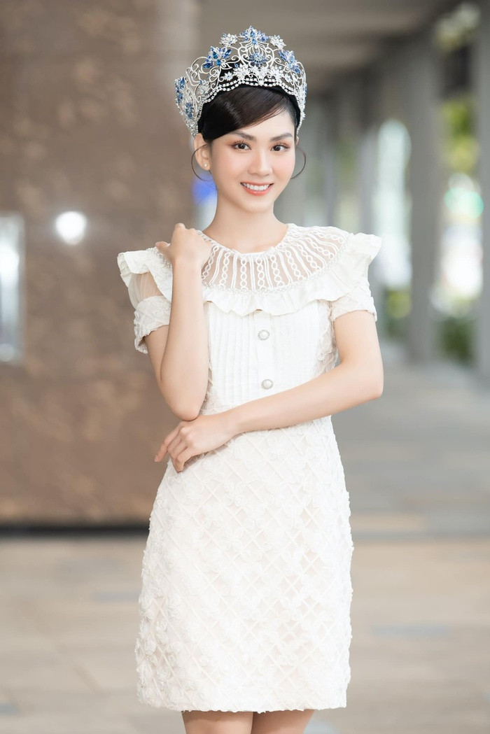 Người đẹp Đồng Nai đăng ảnh ngày bé và viết: "Vẫn không nghĩ cô bé cột tóc 2 chùm ngày nào giờ đã đăng quang thành Hoa hậu được tròn 10 ngày rồi. Mai Phương không muốn khoe nhiều đâu nhưng mình luôn muốn chia sẻ khoảnh khắc quý giá này mỗi ngày, mỗi giờ, mỗi tháng và nhiều nhiều nữa". Hình ảnh Mai Phương ngày nhỏ nhận được nhiều lời khen của dân tình.