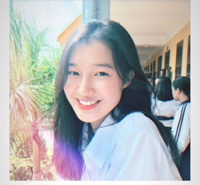 Nàng Á hậu cũng nhiều lần tự tin khoe mặt mộc khiến fan phải "xỉu ngang" vì quá xinh đẹp. Sở hữu làn da không tỳ vết nên Phương Nhi rất tự tin dạo phố với gương mặt không cần phấn son.