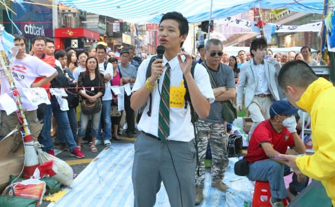 Một sinh viên đang diễn thuyết giữa đám đông người biểu tình ở khu Vượng Giác (Mong Kok).
