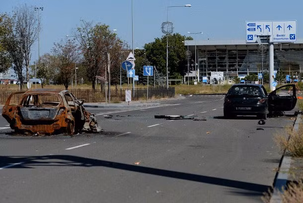 Xe ô tô bị bỏ lại bên ngoài sân bay Donetsk.