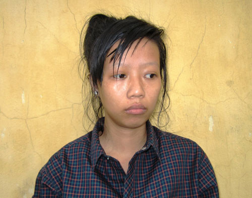 Ả lừa Nguyễn Thị Cẩm Thạch bị công an bắt giữ.