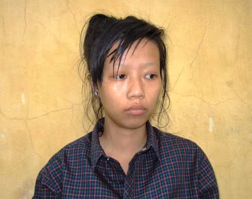 Ả lừa Nguyễn Thị Cẩm Thạch bị công an bắt giữ.