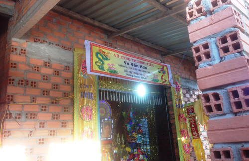 Căn nhà tường gạch vẫn chưa được tô trét của vợ chồng và 2 đứa con anh Hơn từ nay thiếu vắng trụ cột gia đình.