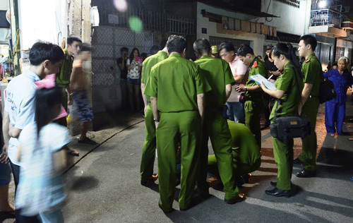 Đến gần 24h sang ngày 18/11, lực lượng công an vẫn đang phong tỏa, khám nghiệm hiện trường vụ án mạng.