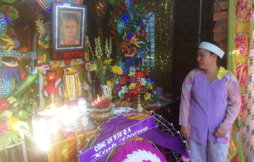 Từ đây gánh nặng gia đình sẽ đè lên vai người phụ nữ này.