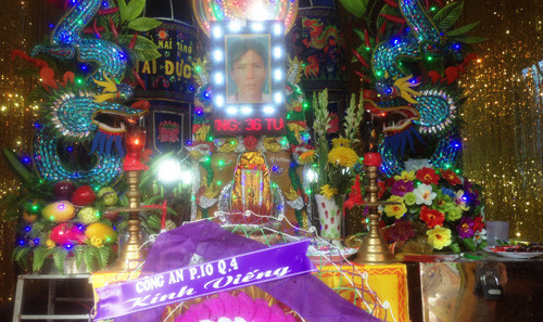 Đại diện công an phường 10, quận 4 (nơi thượng úy Xịn công tác) đã đến phúng điều, chia buồn cùng gia đình nạn nhân.