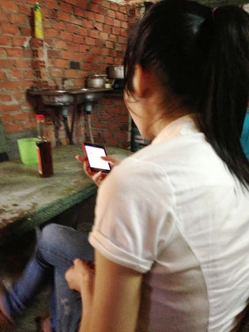 Ngoài giờ làm, niềm vui của không ít nữ công nhân là chiếc ĐTDĐ có kết nối internet để lên mạng tìm bạn. Các cô gái đâu ngờ rằng hiểm nguy luôn rình rập từ kiểu quen người lạ qua thế giới ảo như thế thế này.