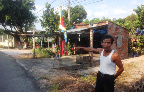 Ông Tách (cha nạn nhân Hơn) đang kể lại giây phút con trai và cháu nội gặp nạn và khi ông Tách lao ra chặn xe, người lái chiếc xe định tông cả ông.