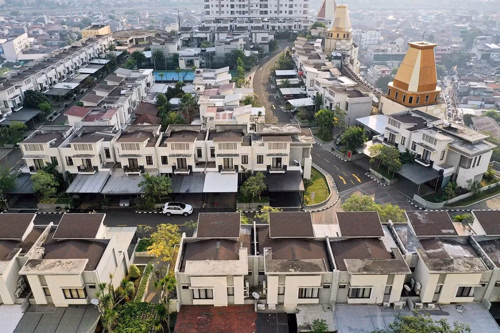 Lang biet thu tren noc trung tam thuong mai giua 'lung chung troi'-Hinh-4