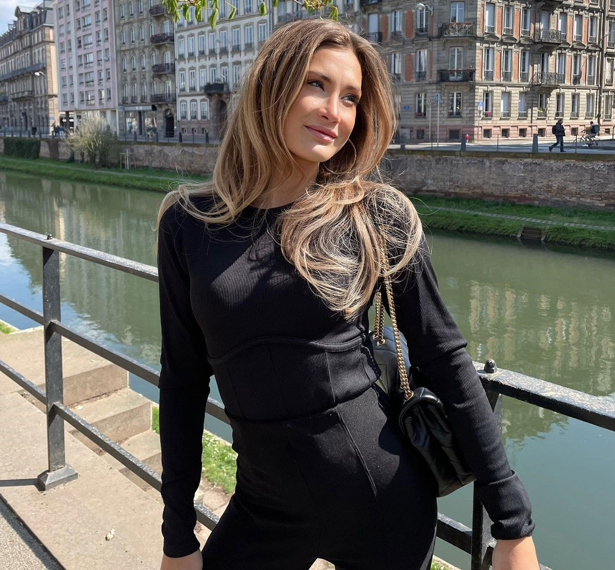 Trên trang Instagram cá nhân, Eva thường xuyên đăng tải những bức ảnh cô đi du lịch ở nhiều địa điểm nổi tiếng.