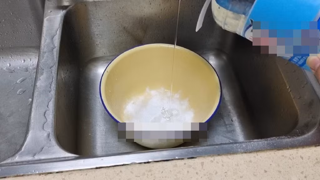 Bon rua lau ngay bi tac, chi can do thu nuoc nay vao-Hinh-5