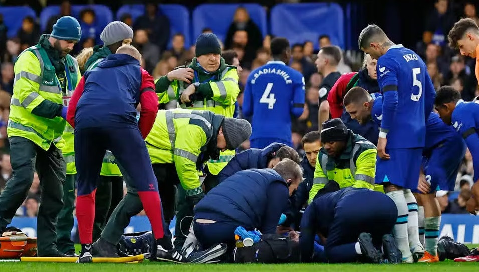 Sốc đội trưởng Chelsea bị đá vào đầu, bất tỉnh trên sân - Hình 3 Soc doi truong Chelsea bi da vao dau, bat tinh tren san-Hinh-3