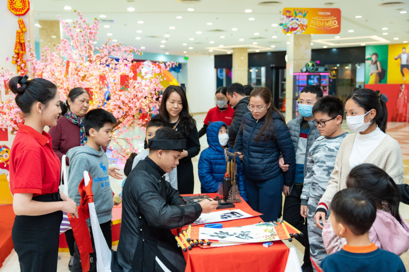 Người dân nô nức đến các trung tâm thương mại khai xuân - Hình 5 Nguoi dan no nuc den cac trung tam thuong mai khai xuan-Hinh-5