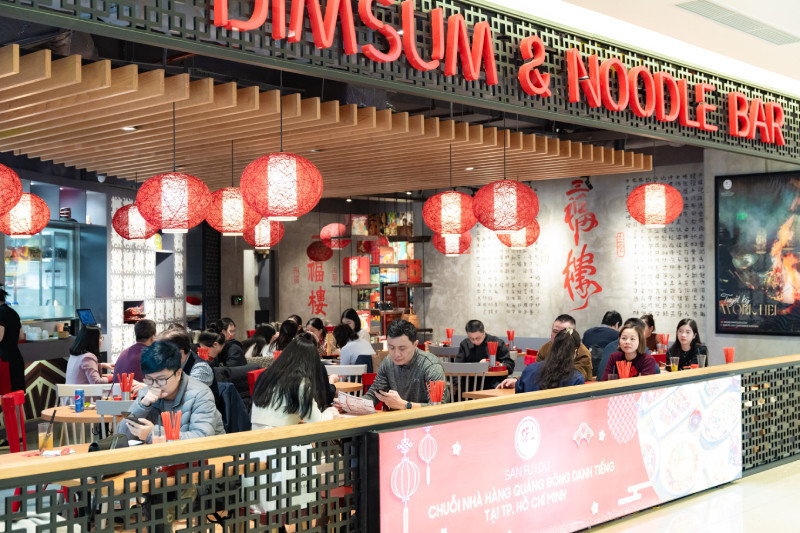 Người dân nô nức đến các trung tâm thương mại khai xuân - Hình 8 Nguoi dan no nuc den cac trung tam thuong mai khai xuan-Hinh-8