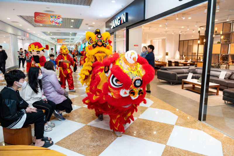 Người dân nô nức đến các trung tâm thương mại khai xuân - Hình 3 Nguoi dan no nuc den cac trung tam thuong mai khai xuan-Hinh-3