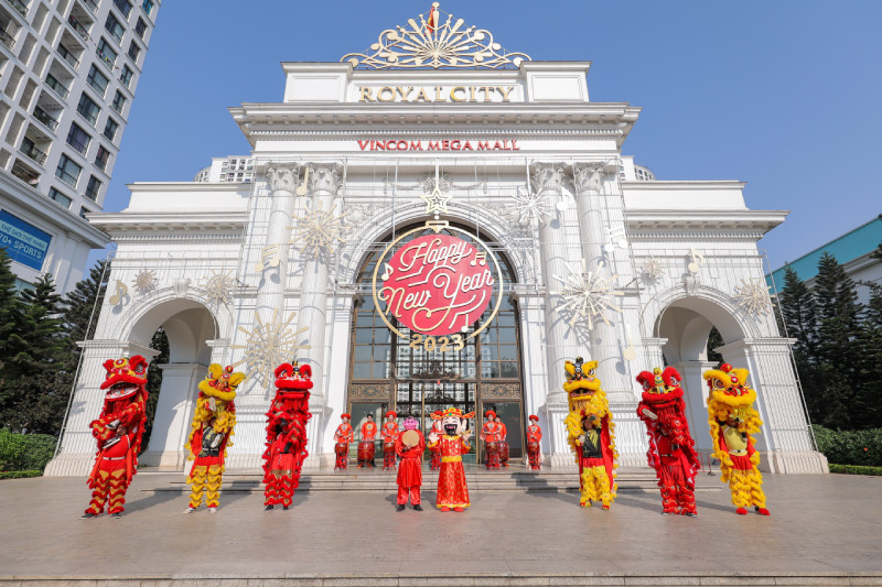 Người dân nô nức đến các trung tâm thương mại khai xuân - Hình 2 Nguoi dan no nuc den cac trung tam thuong mai khai xuan-Hinh-2